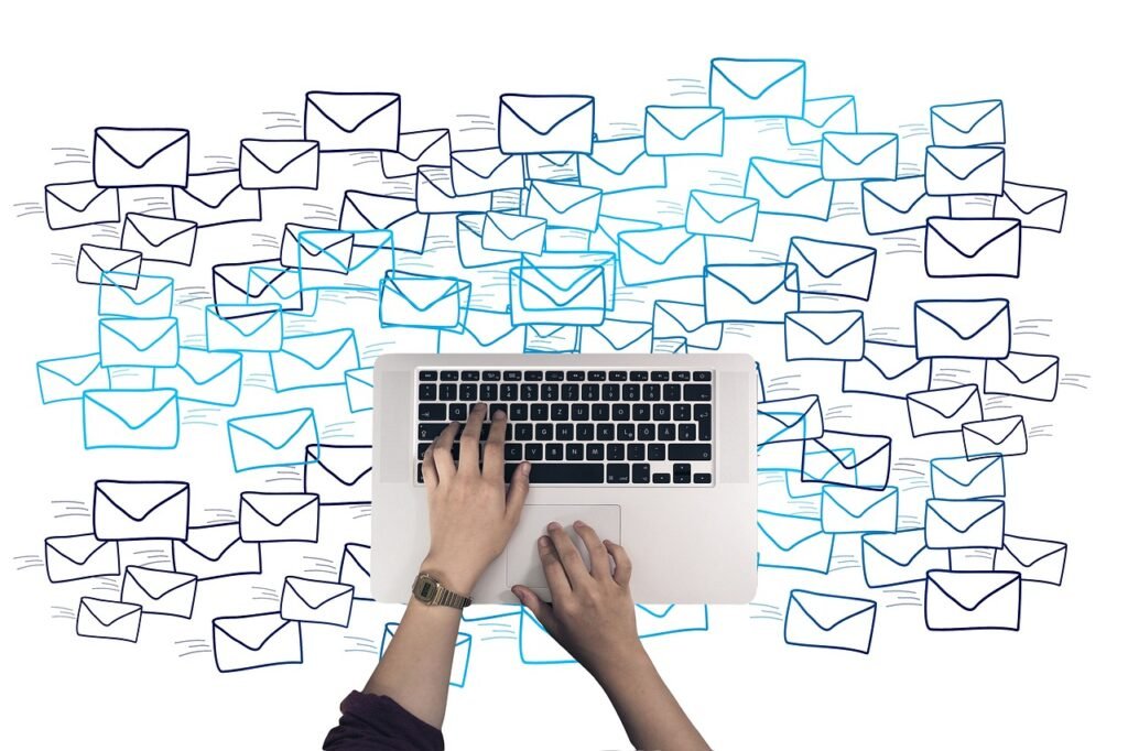 El email marketing es una de las estrategias digitales más efectivas para captar clientes, aumentar conversiones y comunicarte con tus stakeholders. En esta guía podrás conoce las mejores prácticas para ser efectivos, desde la construcción de la lista, la segmentación, hasta la automatización inteligente. 