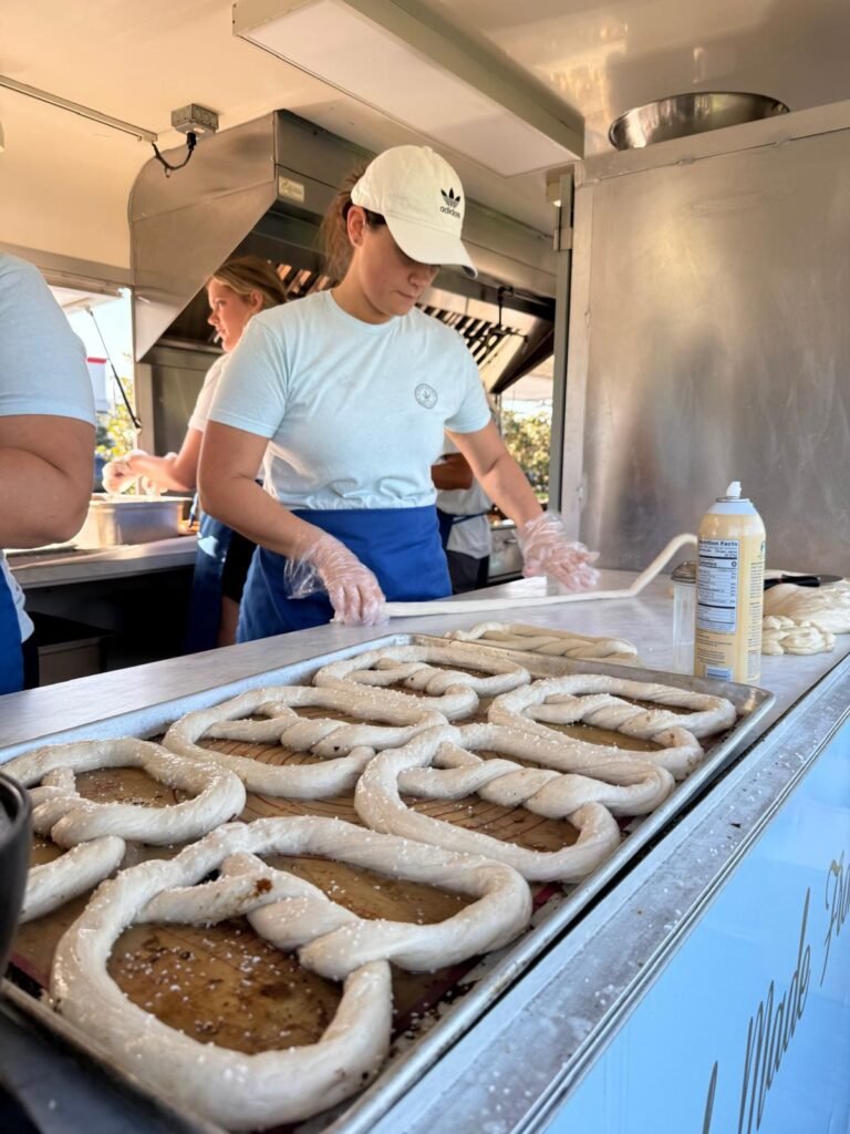 La personalización, la capacidad de adaptar tu mensaje y ofertas a las necesidades individuales de cada cliente, es la clave para lograrlo. Así lo ha hecho “Peachey’s Baking Company”, una empresa que vende solo Donuts y Pletzels, está cada día en un lugar diferente de la ciudad y tienes que encontrarlos en sus redes para saber su ubicación. Cada día las personas los buscan y venden solo durante 4 horas.