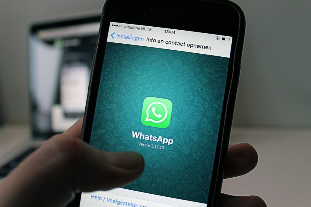 WhatsApp parece útil, pero está debilitando la comunicación en muchas empresas. La solución no es prohibirlo, sino rediseñar la forma en que nos comunicamos: observar los hábitos reales del equipo, diseñar con foco en las personas, capacitar con propósito e integrar lo mejor de lo informal con lo estructurado. Las conversaciones cara a cara siguen siendo insustituibles para construir confianza y compromiso.