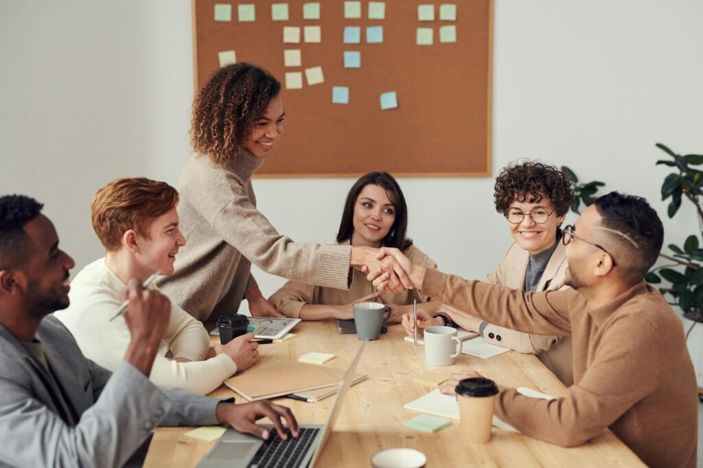 La diferencia entre una organización que sobrevive y una que prospera radica en cómo fluyen las conversaciones entre sus miembros. Las empresas más innovadoras son aquellas donde existe una comunicación transparente, respetuosa y bidireccional. La forma en que interactuamos determina el ambiente laboral, la capacidad para innovar, adaptarse y crecer. En este artículo, encontrarás nueve claves esenciales para transformar la cultura comunicacional de tu organización y llevarla al siguiente nivel.