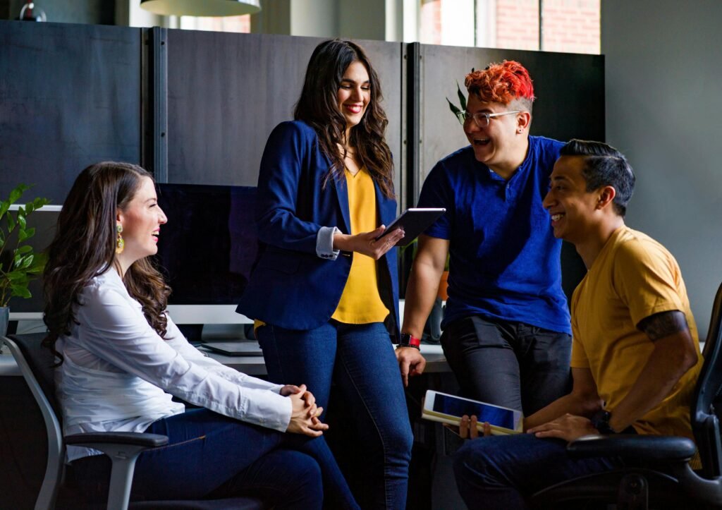 La diferencia entre una organización que sobrevive y una que prospera radica en cómo fluyen las conversaciones entre sus miembros. Las empresas más innovadoras son aquellas donde existe una comunicación transparente, respetuosa y bidireccional. La forma en que interactuamos determina el ambiente laboral, la capacidad para innovar, adaptarse y crecer. En este artículo, encontrarás nueve claves esenciales para transformar la cultura comunicacional de tu organización y llevarla al siguiente nivel.